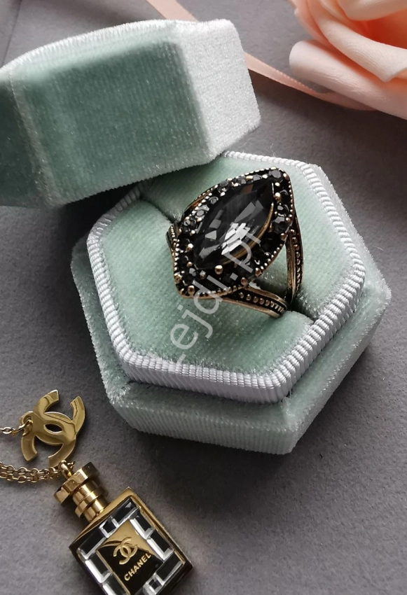 Duży pierścionek w kolorze złota z dymnym kryształem