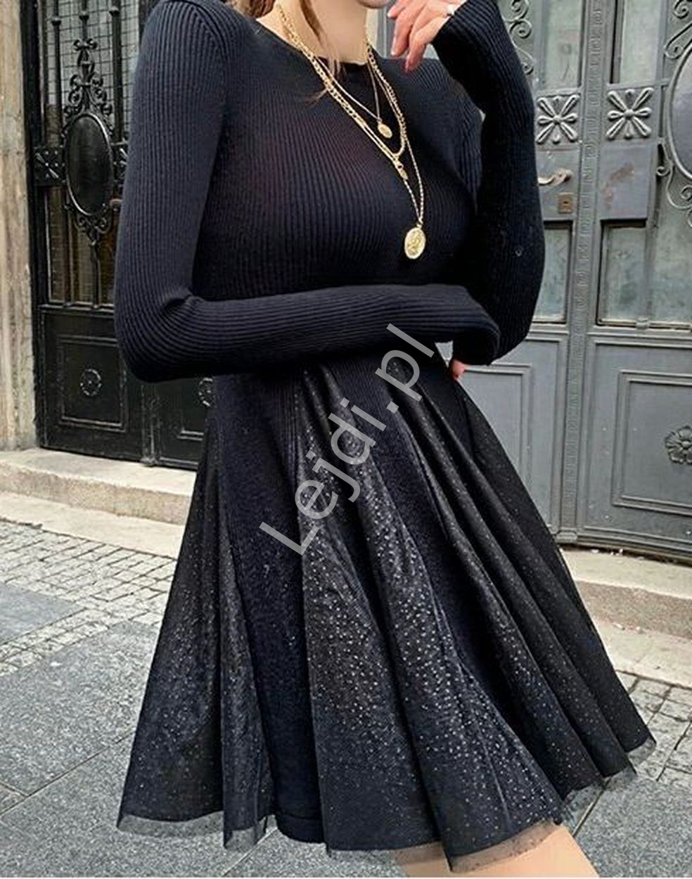 Dzianinowa czarna sukienka z brokatem 