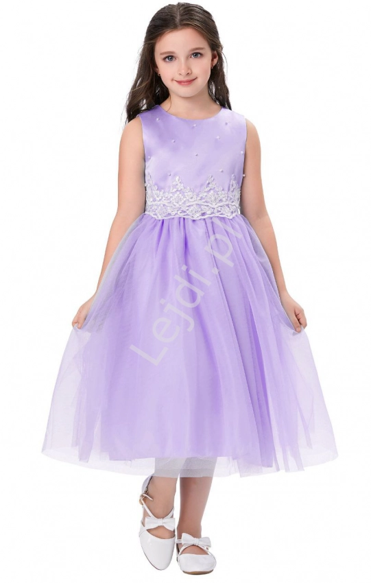 Dziecięca jasno fioletowa sukienka z perełkami na komunię zdobiona koronką