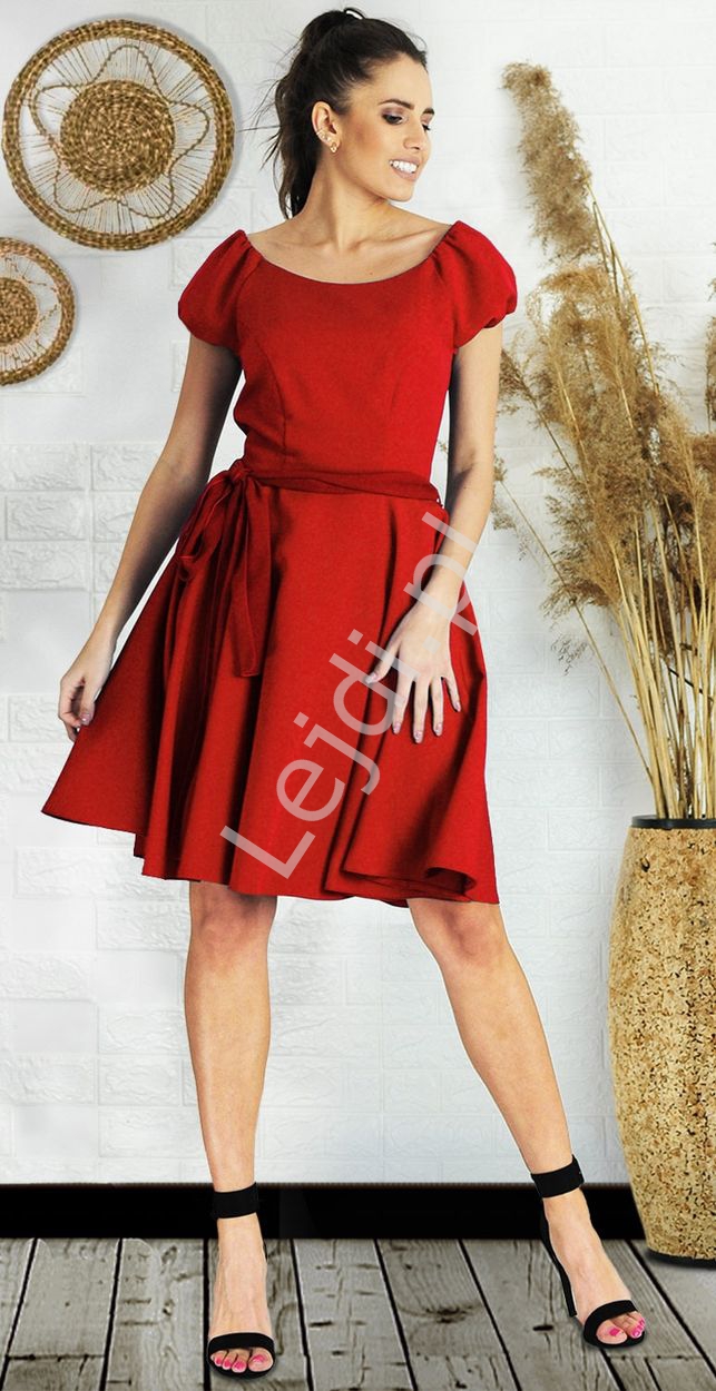 Elegacka sukienka rozkloszowana w czerwonym kolorze