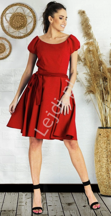 Elegacka sukienka rozkloszowana w czerwonym kolorze m295