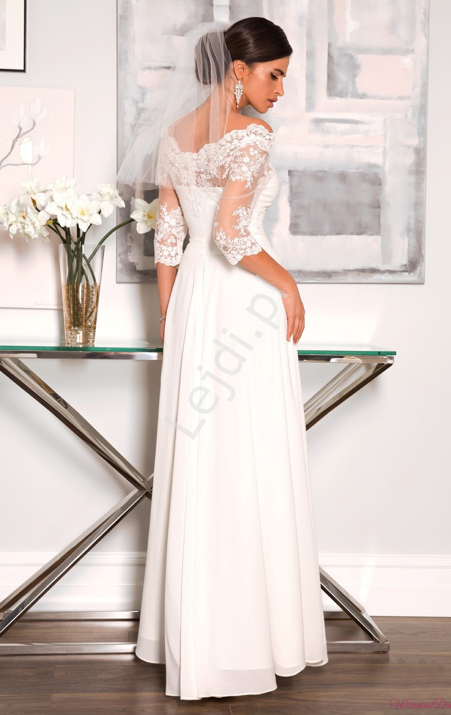 Elegancka biała sukienka ślubna z kwiatową koronką Vanessa
