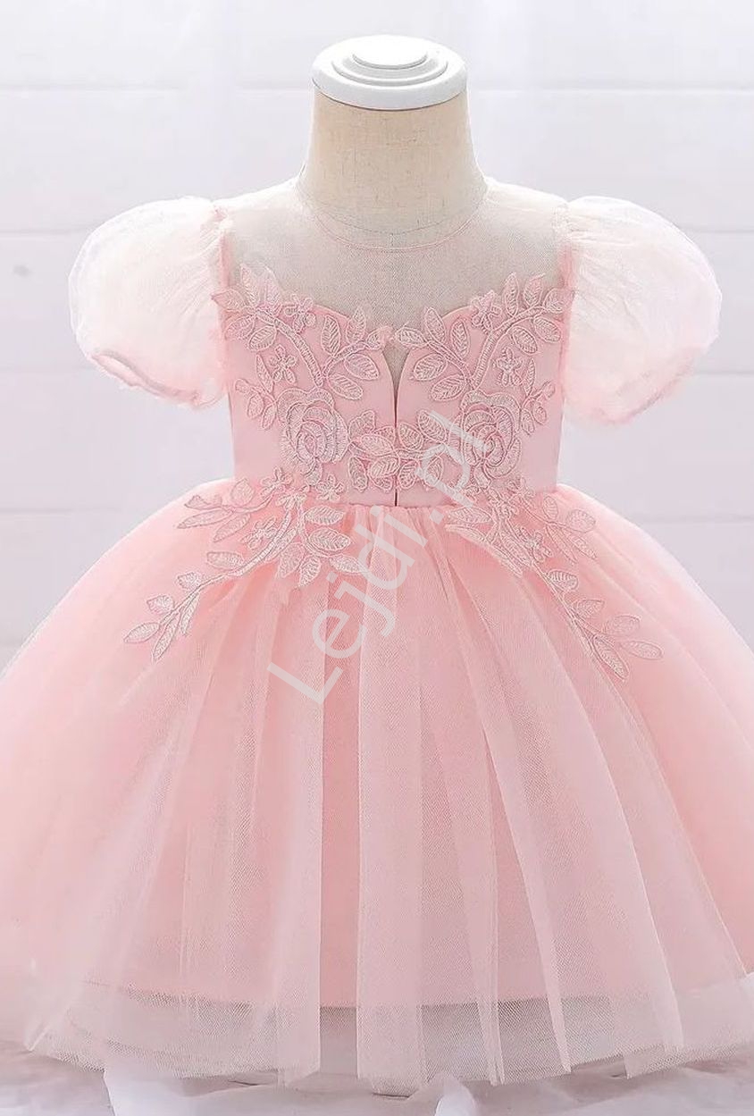  Elegancka jasno różowa sukienka dla dziewczynki z koronkowym zdobieniem