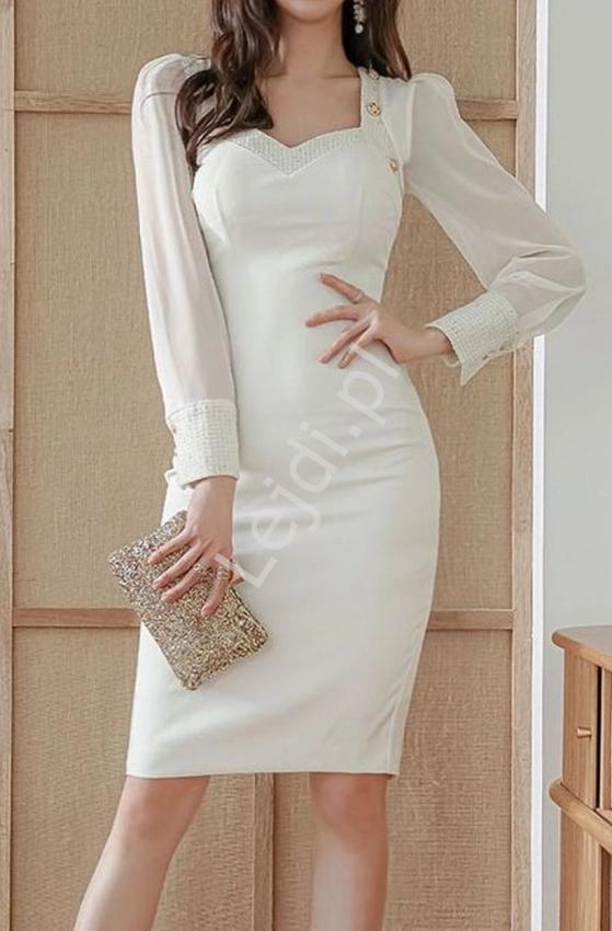 Elegancka sukienka biała z ozdobnymi guzikami w kolorze złota 0542