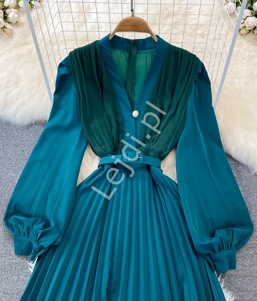  Elegancka sukienka plisowna w kolorze niebieskiego pawiowego