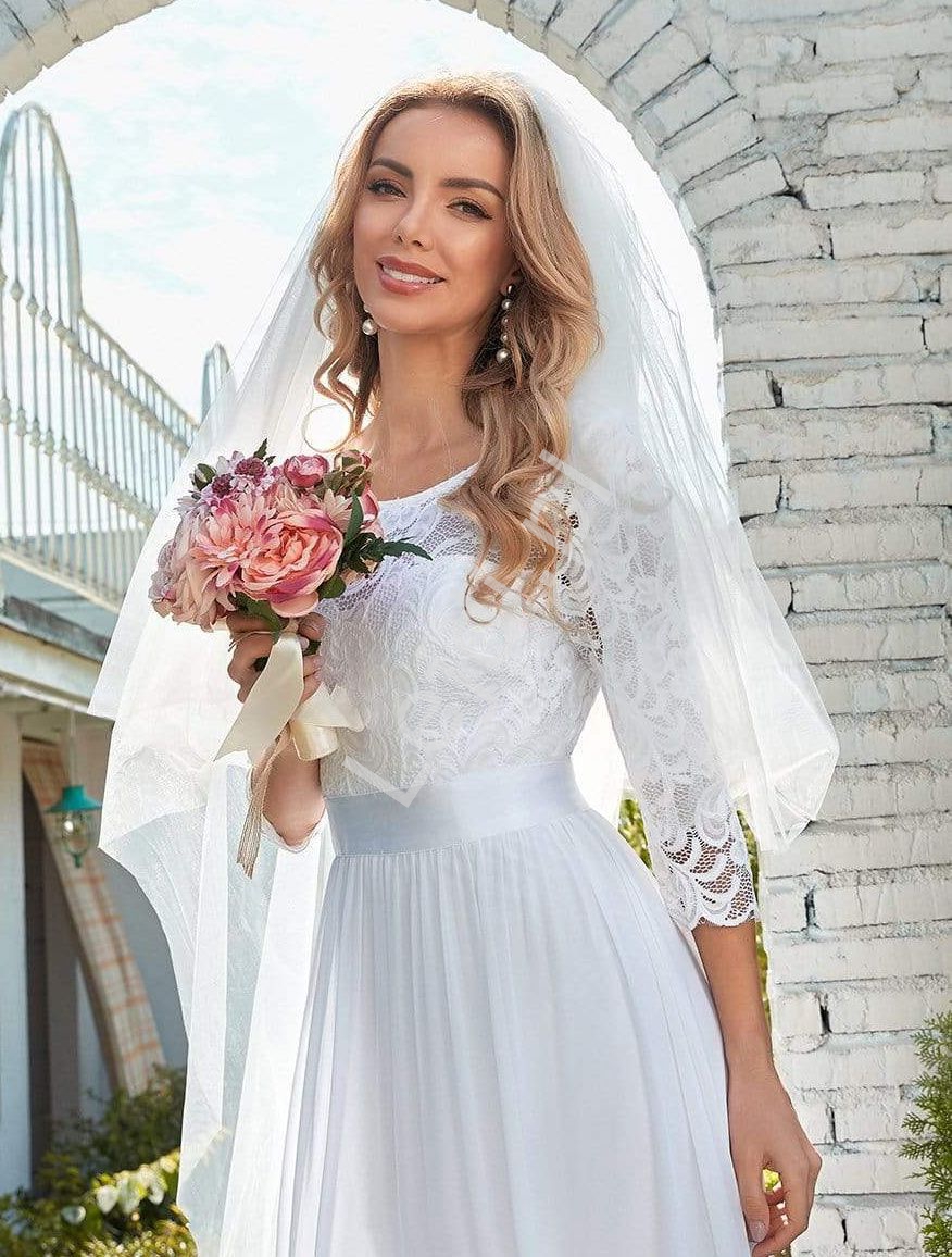 Elegancka sukienka ślubna w komplecie z welonem