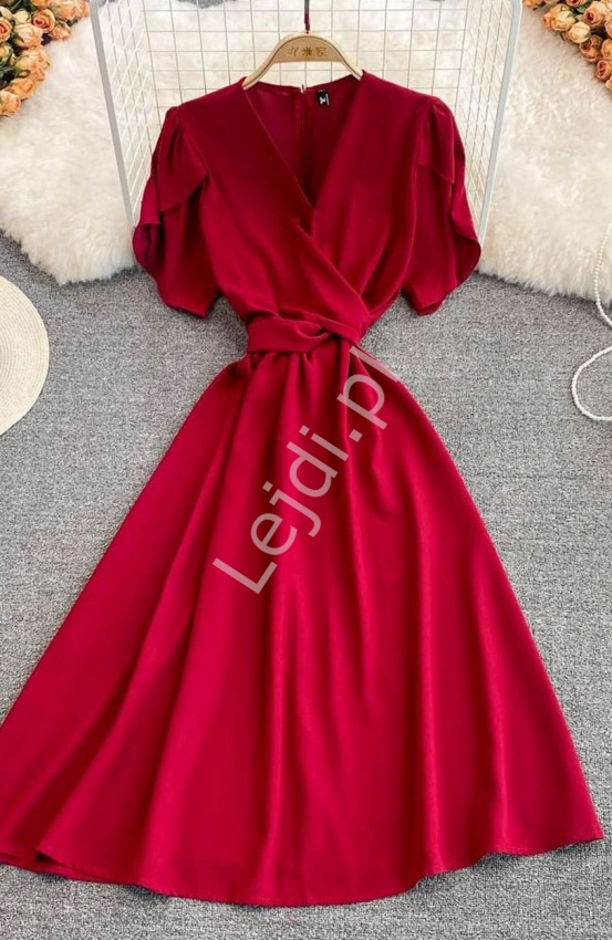 Elegancka sukienka w kolorze wina z kopertowym dekoltem, wiązana na plecach