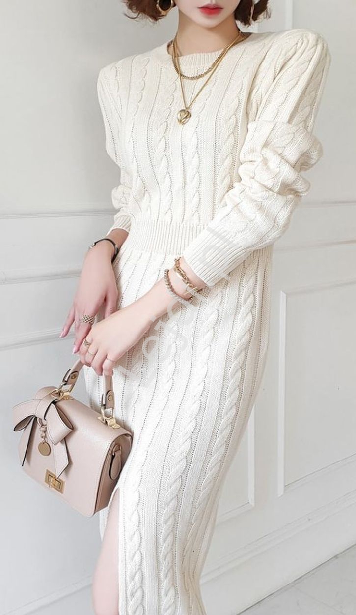 Elegancka sweterkowa sukienka beżowo brzoskwiniowa