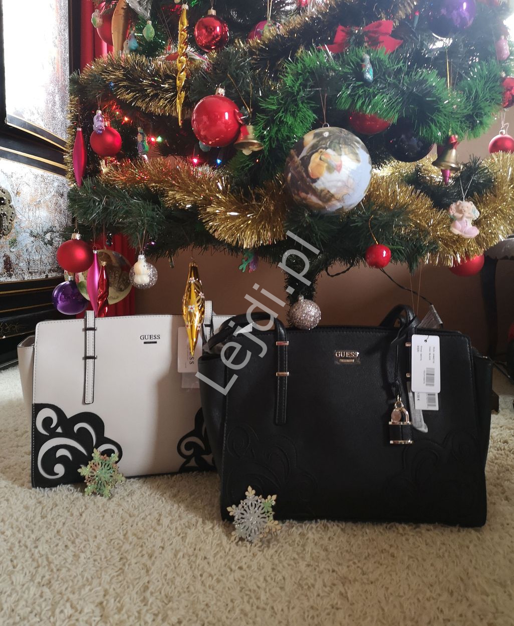Elegancka torebka Guess Devyn w czarnym kolorze z aplikacjami