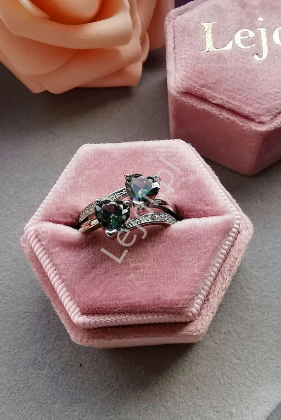 Elegancki pierścionek z kryształkowymi serduszkami 