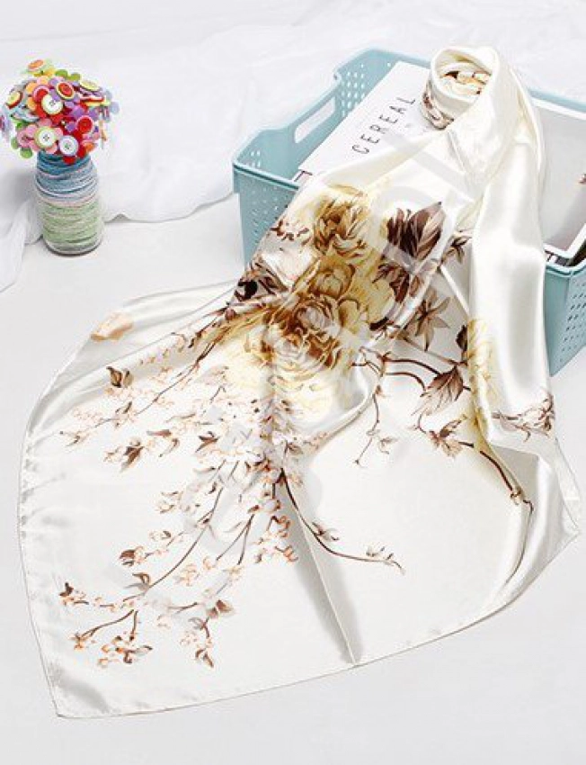 Elegancka chusta z sztucznego jedwabiu w kolorze waniliowym z kwiatowym wzorem 11
