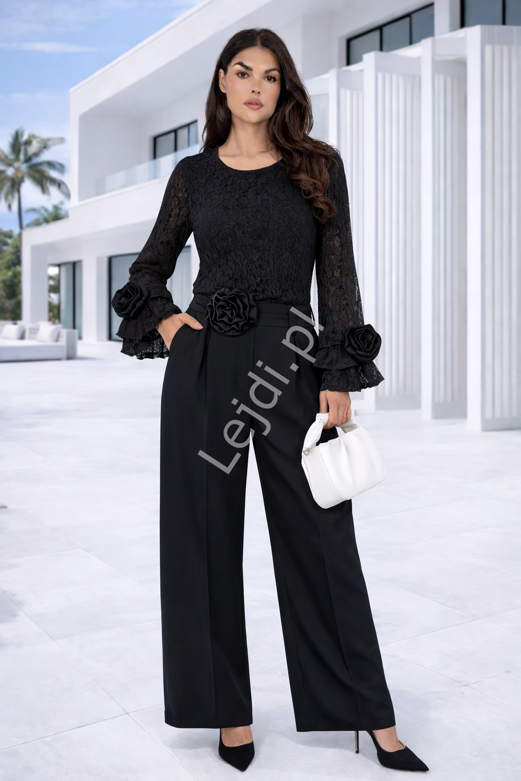 Eleganckie spodnie damskie czarne z zapliskami i kwiatem 8569