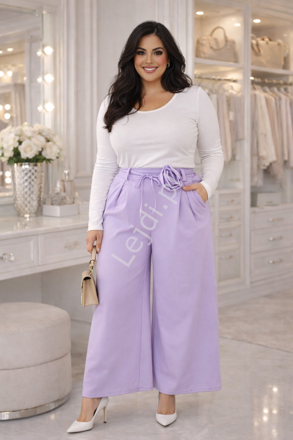 Eleganckie spodnie damskie lawendowe PLUS SIZE z zapliskami i kwiatem 25587