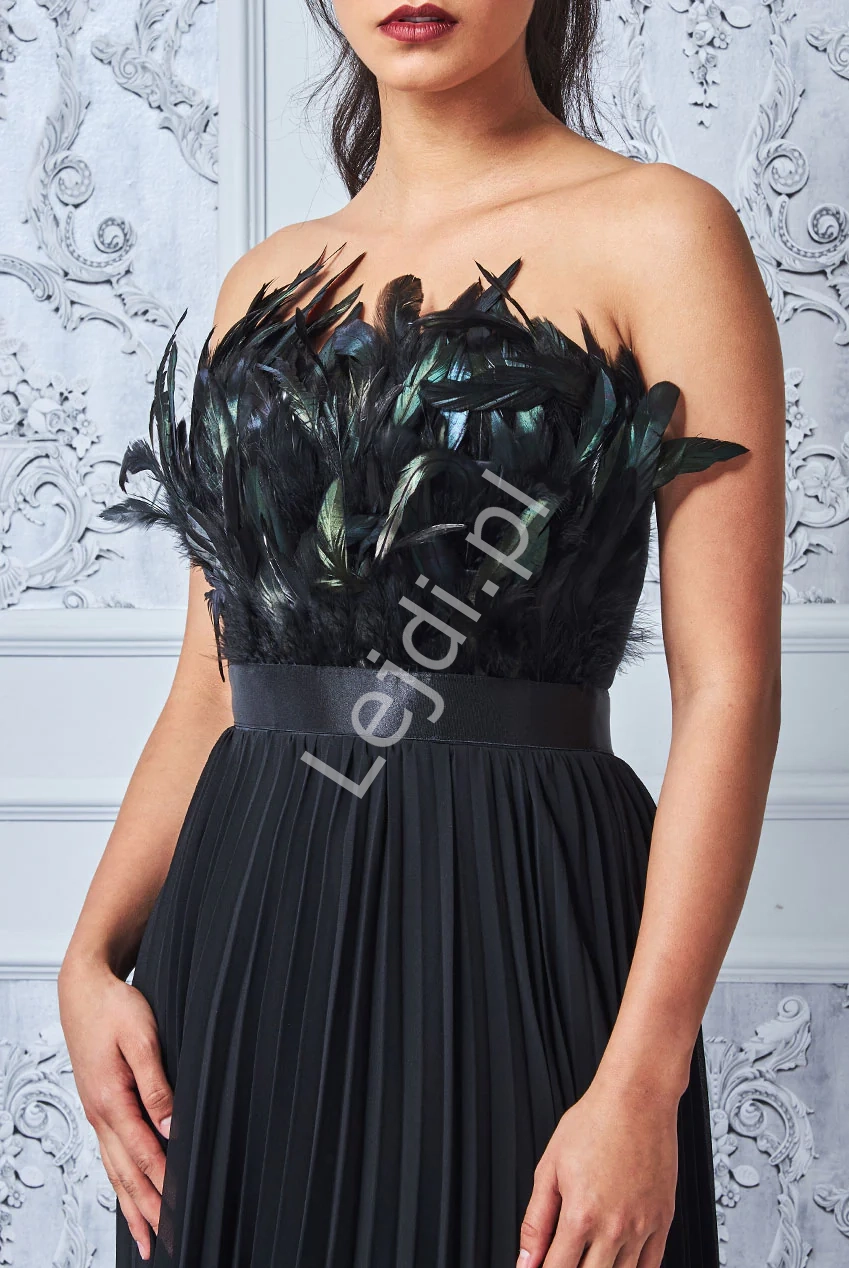 czarna sukienka z piórami