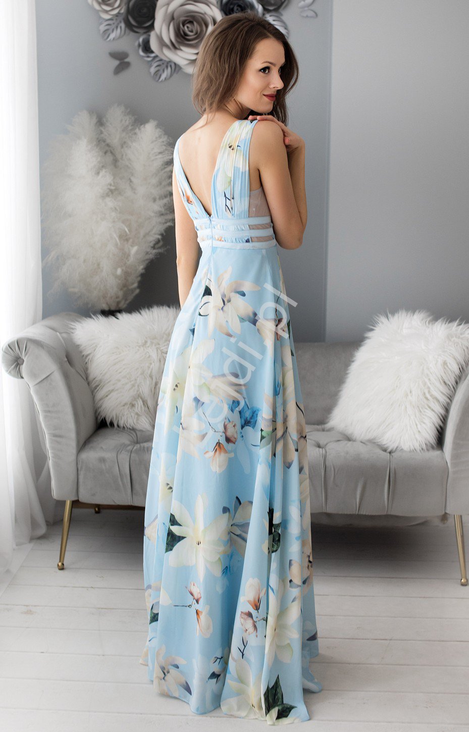 błękitna sukienka w kwiaty