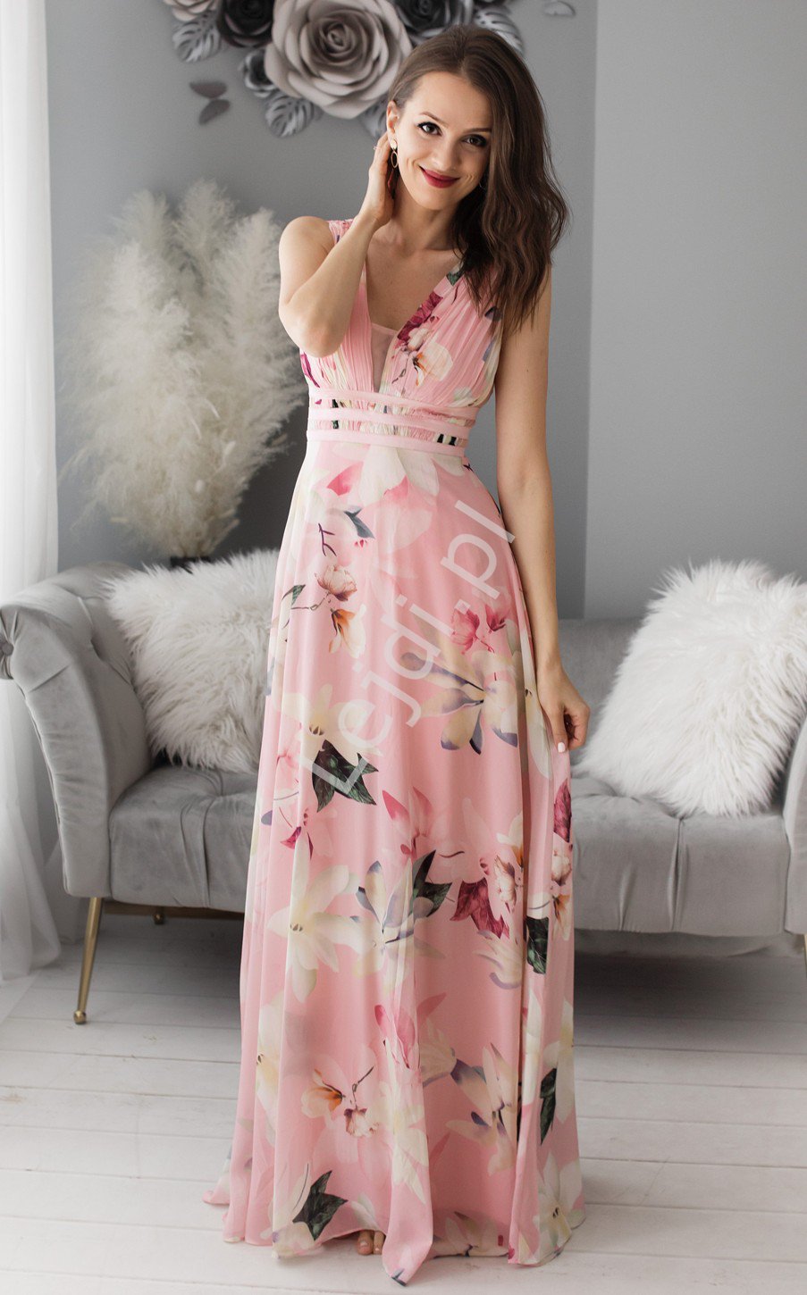 Fenomenalna suknia w kwiaty na jasno różowym tle 