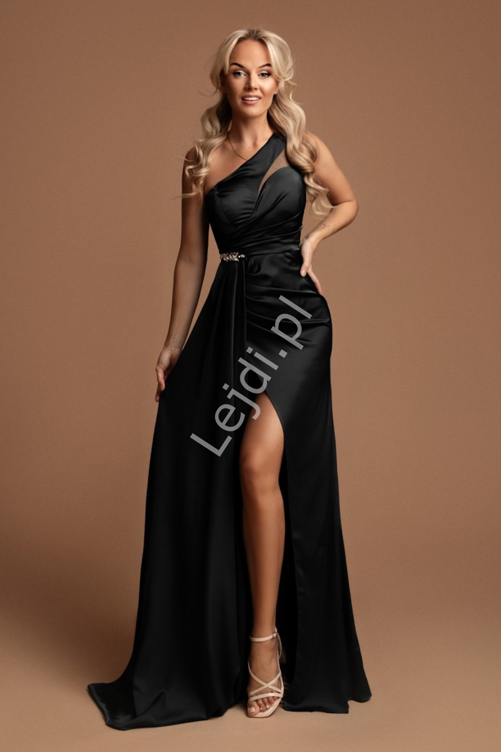 Czarna sukienka na studniówkę na jedno ramię z kryształkową ozdobą 2466