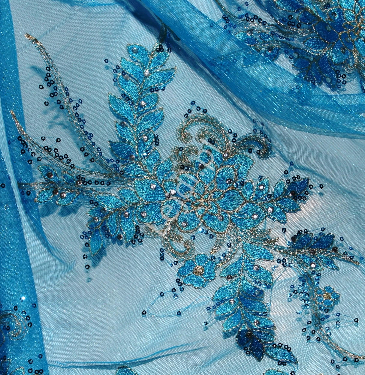 Francuska turkusowo niebieska koronka, haft na tiulu zdobiony kryształkami, tkanina 0,5m x 1,3m