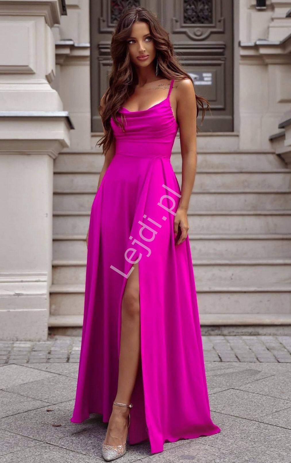 Fuksjowa sukienka wieczorowa z drapowanym dekoltem 01170