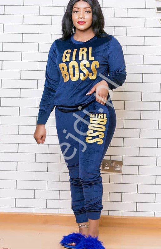Granatowe dresy welurowe z złotym napisem Girl Boss