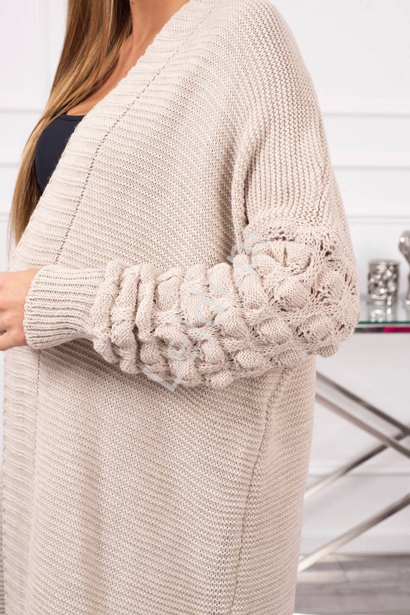 Jasno beżowy sweter długi z bąbelkami na rękawach