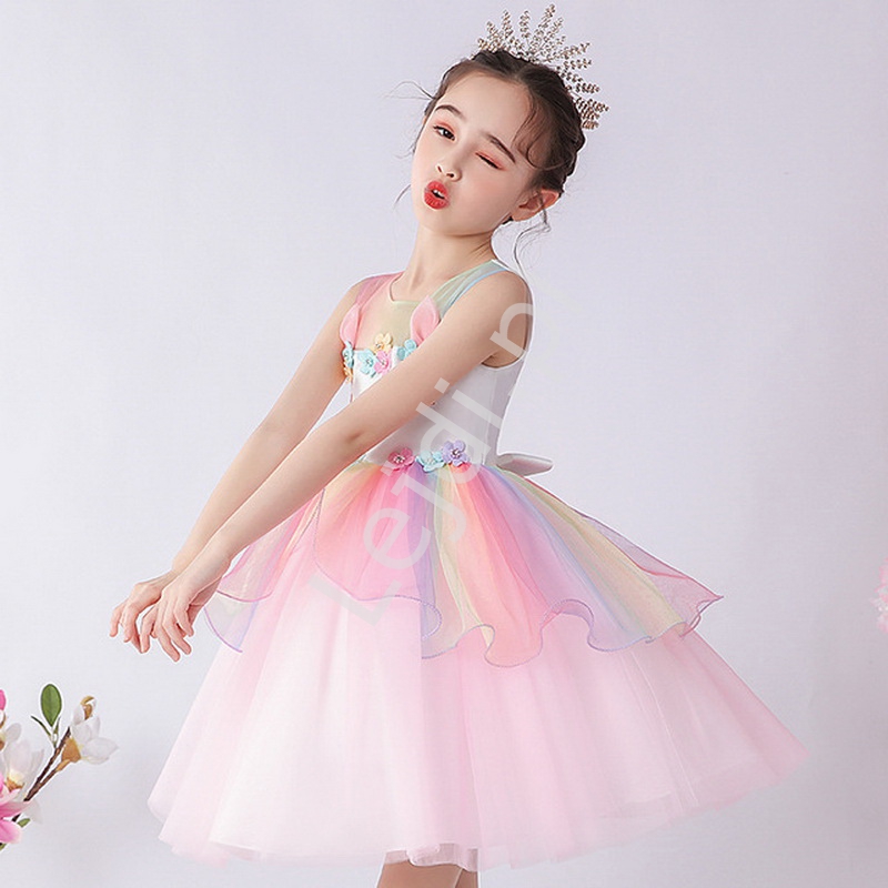 Jasno różowa sukienka dla dzieczynki z falbaną z jednorożcem 
