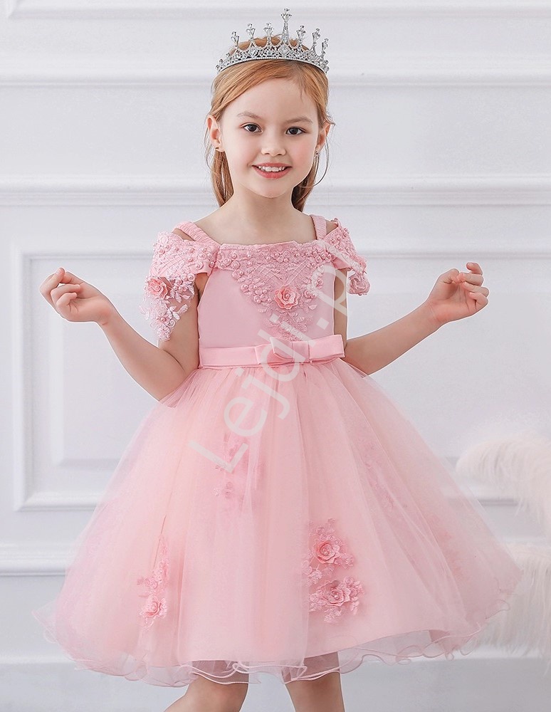 Jasno różowa sukienka dla dziewczynki, zdobiona jak dla małej królewny 057 - Lejdi
