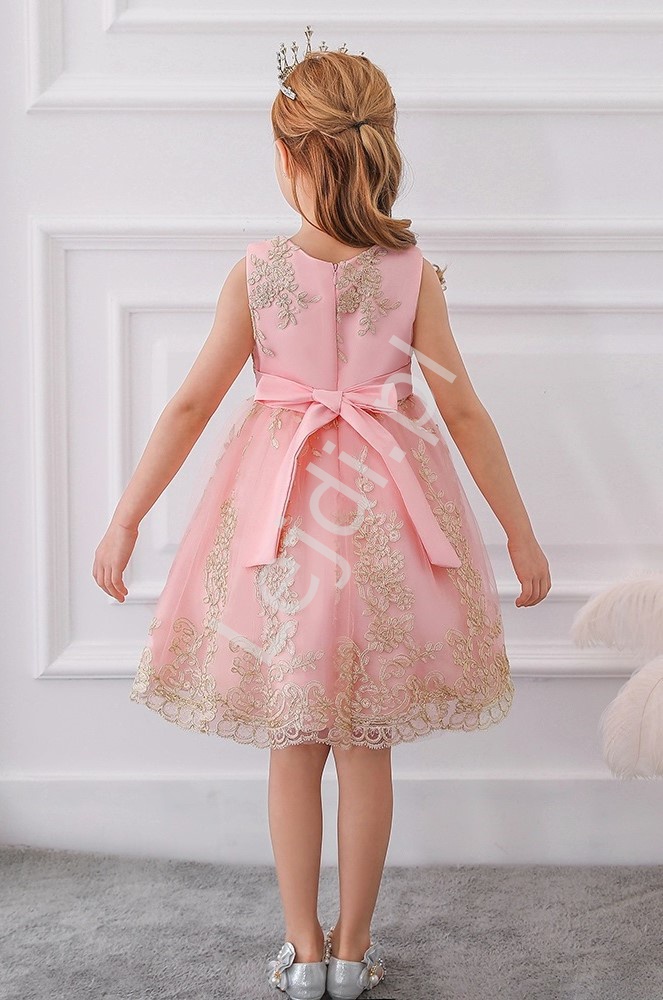 Jasno różowa sukienka dla dziewczynki ze złotym haftem