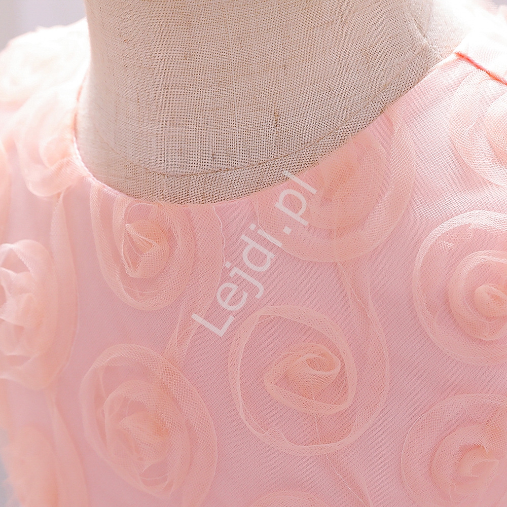 Jasno różowa sukienka dla małej dziewczynki z różyczkami 1983