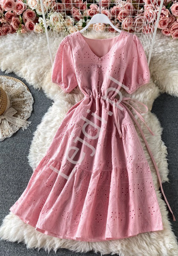Jasno różowa sukienka letnia zdobiona angielskim haftem
