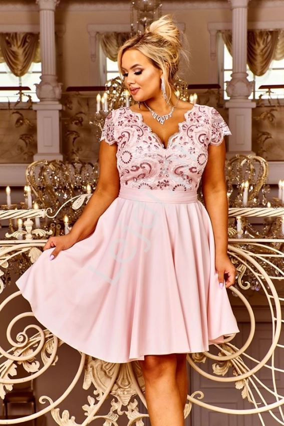 Jasno różowa sukienka plus size, rozkloszowana z halką - Diana 2