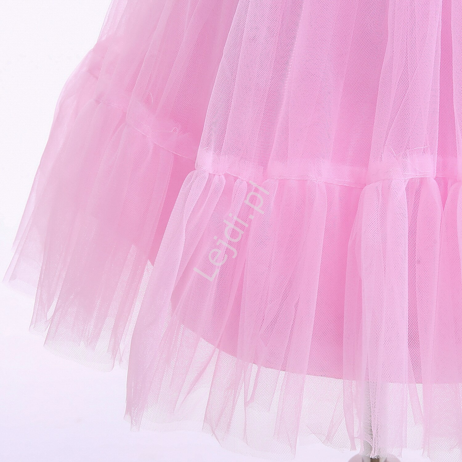 Jasno różowa sukienka rozkloszowana z tiulową spódnicą