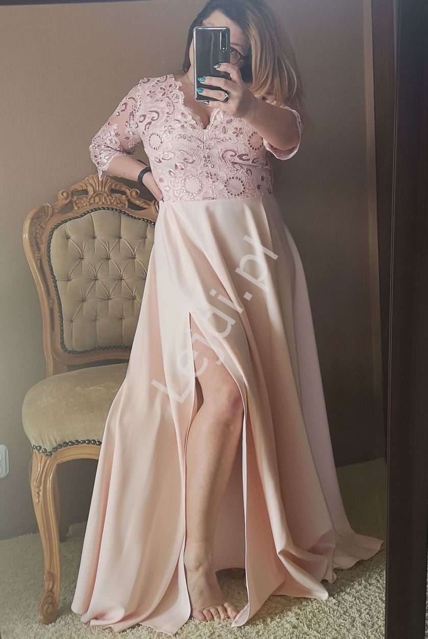 Jasno różowa suknia wieczorowa plus size, zdobiona koronką i cekinami - Crystal 3/4