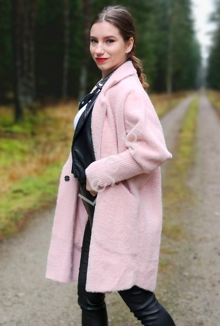 różowy płaszcz alpaka