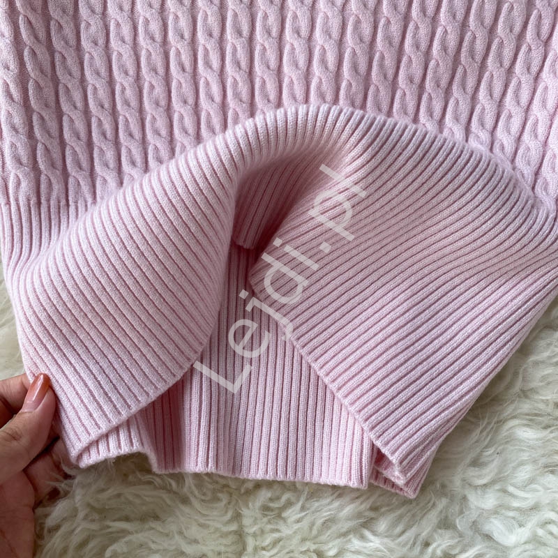 Jasno różowy sweter krótki w wzory