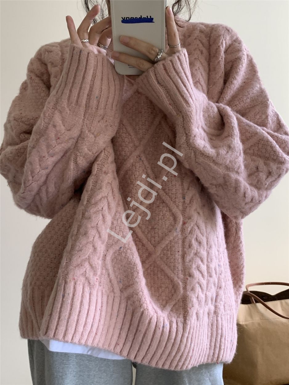 Pudrowo różowy sweter stylowy