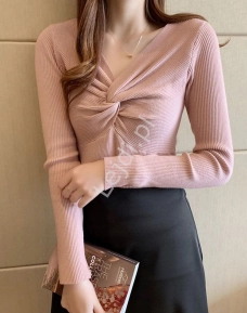 Jasno różowy sweter z węzełkiem na dekolcie