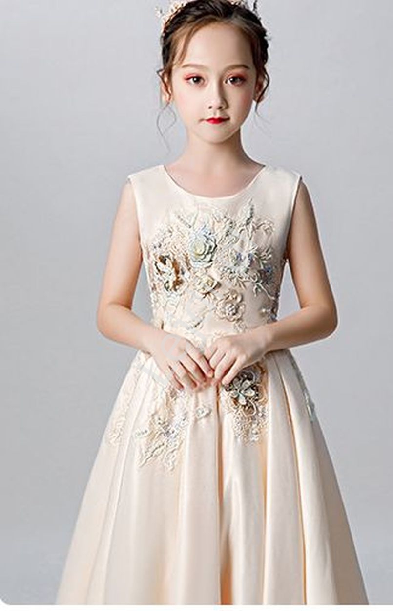 Jasno złota sukienka dla dziewczynki z zdobieniem kwiatowym haftem i perełkami