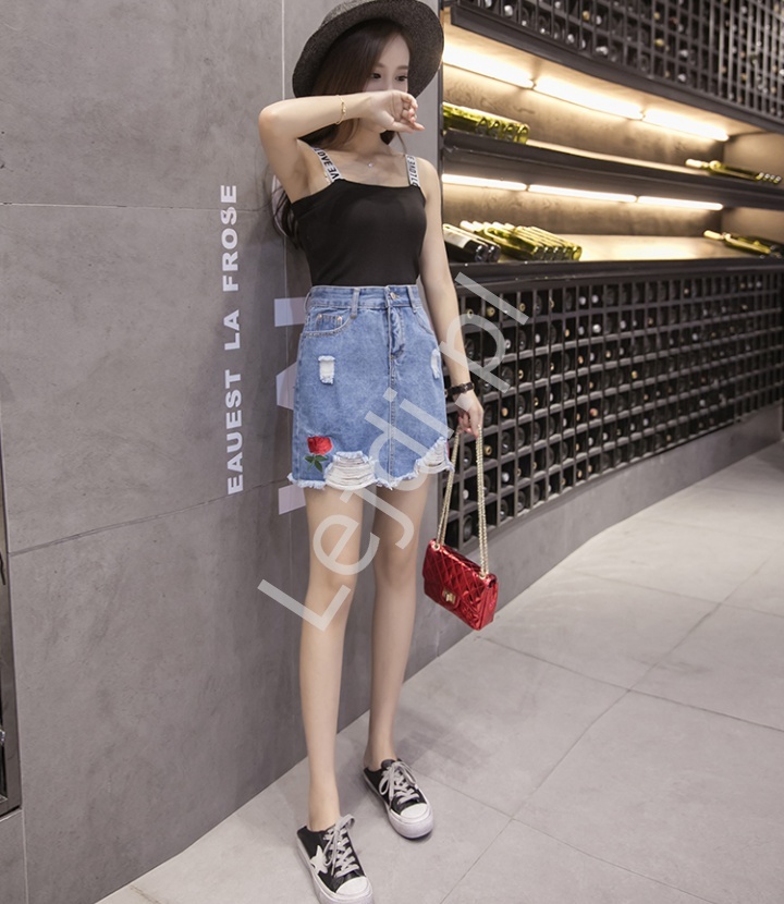 Jeansowa spódniczka z dziurami, różą paskami z napisami