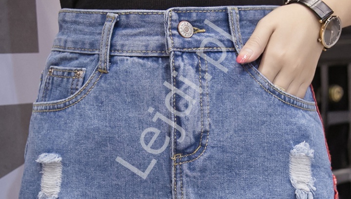 Jeansowa spódniczka z dziurami, różą paskami z napisami
