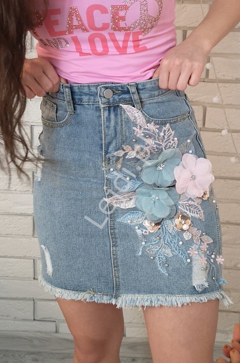 Jeansowa spódniczka z kwiatami 3D zdobiona kryształkami i perełkami 
