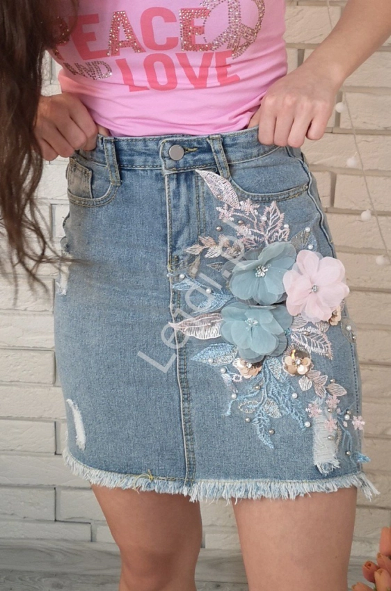 Jeansowa spódniczka z kwiatami 3D zdobiona kryształkami i perełkami 314