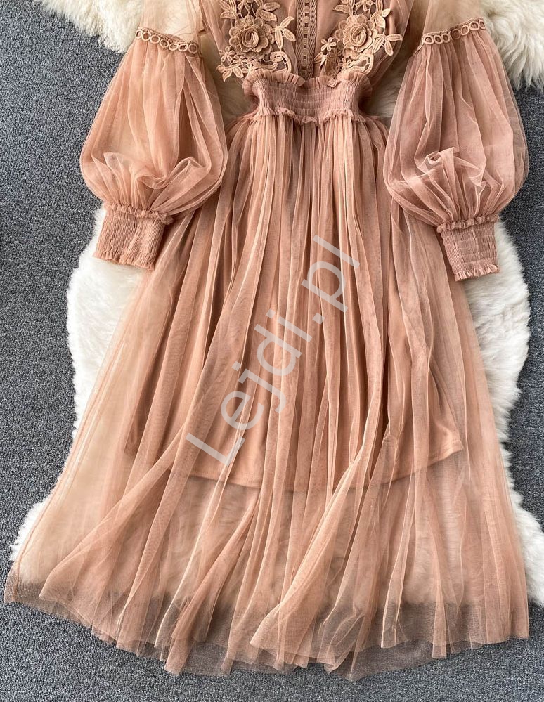 Karmelowa sukienka tiulowa w eterycznym stylu