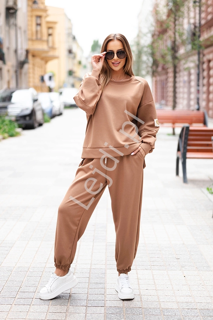 Karmelowy komplet damski masełkowy z luźną bluzą i spodniami z serduszkiem i napisem LOVE 5353