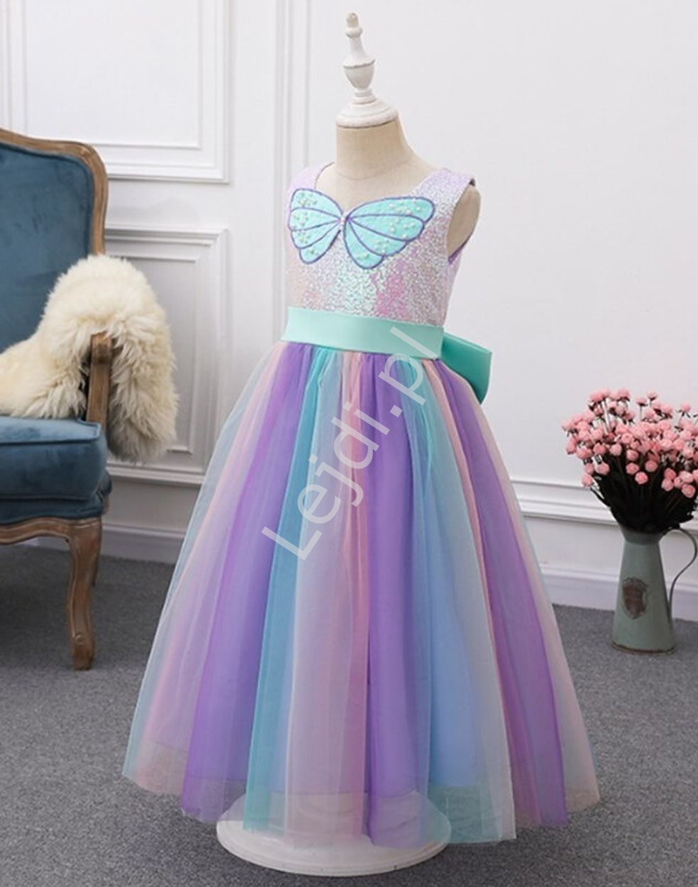 Karnawałowa sukienka z cekinami i motylkiem z sztucznymi perełkami
