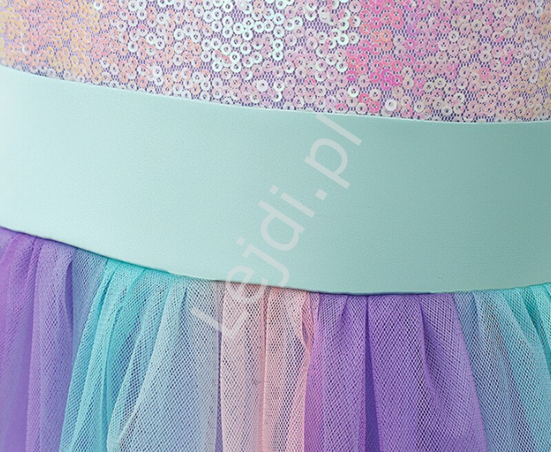 Karnawałowa sukienka z cekinami i motylkiem z sztucznymi perełkami