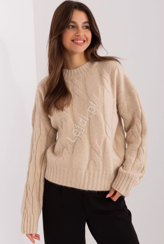 Klasyczny jasno beżowy sweter z warkoczami 