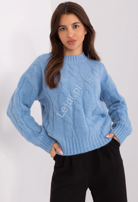 Klasyczny niebieski sweter z warkoczami 