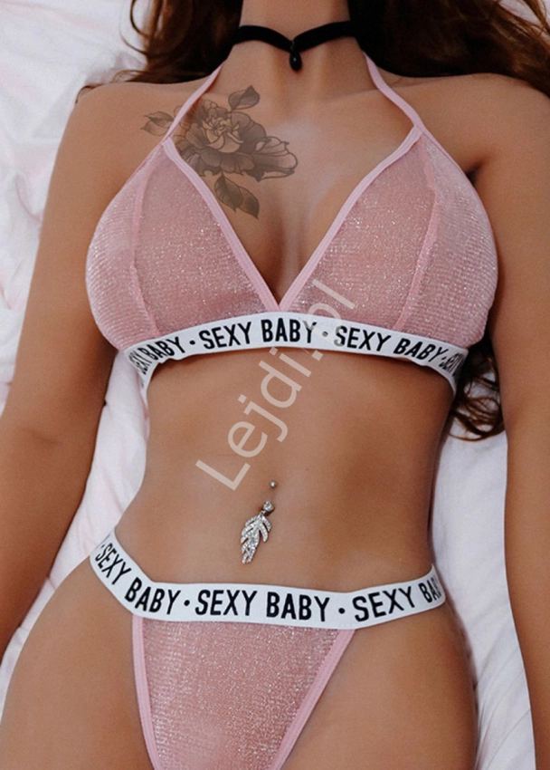 Komplet bielizny damskiej z napisem Sexy baby przetykany  srebrną nicią pudrowy róż 0050