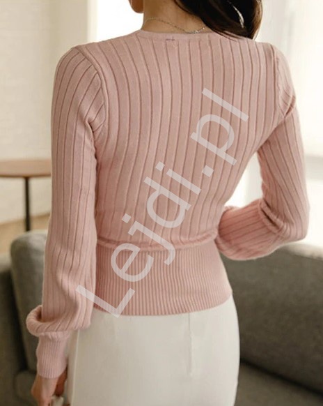 Kopertowy jasno różowy sweterek wiązany na boku